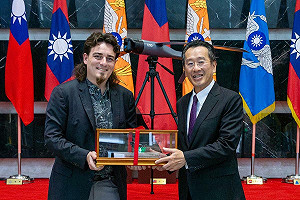 顧立雄接見Palmer Luckey  感謝新裝備遞交助強化戰力