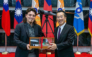 顧立雄接見Palmer Luckey  感謝新裝備遞交助強化戰力