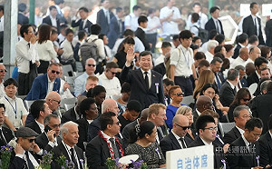 原爆80週年和平儀式  李逸洋與美駐日大使握手寒暄 