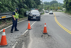 彰化道路因暴雨變「月球表面」!各處爆胎、車禍頻傳  縣府緊急搶修