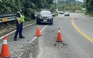 彰化道路因暴雨變「月球表面」！各處爆胎、車禍頻傳  縣府緊急搶修