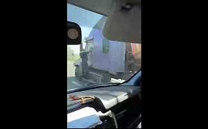 (影) 玩命關頭真人版!  警察「被掛車門」飆5公里 俄司機拒檢大逃脫還自拍 