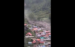 (影) 畫面驚心動魄! 印度山洪沖掉一半村落 觀光勝地至少4死上百人失蹤
