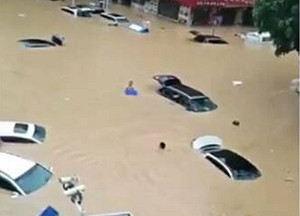 (影)官「優化」災情稱「漫堤」非潰堤! 廣東暴雨又洩洪釀重災 東莞黃江水淹過車