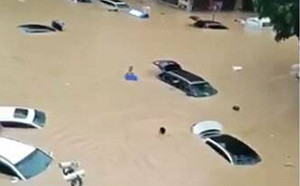 （影）官「優化」災情稱「漫堤」非潰堤! 廣東暴雨又洩洪釀重災 東莞黃江水淹過車