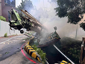 北投區溫泉路吊車起火翻覆　北市警消馳援