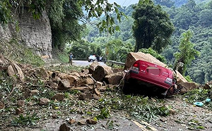 苗栗泰安巨石崩落！落石砸中轎車  車體變形2人慘死
