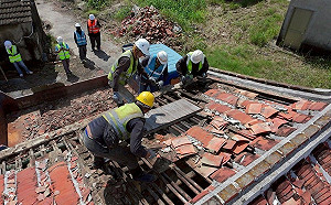 暴雨毀家園！台南災民屋頂剩帆布  公路局出手幫低收入戶修房子 