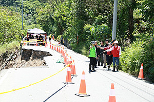 親赴桃源北三里送整豬  陳其邁深入山區關懷災後重建