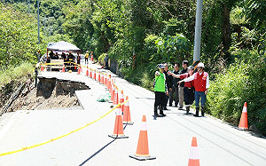 親赴桃源北三里送整豬  陳其邁深入山區關懷災後重建 