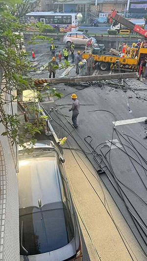 新北凌晨停電!柏油工程車勾斷電線桿引爆火花    4千戶受影響