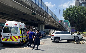 載客太急？計程車直行擦撞救護車再撞庇護島