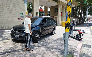 又見高齡駕駛暴衝！北市石牌國中前76歲駕駛撞上燈柱 嚇壞下課師生