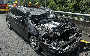 自動駕駛釀禍！直撞國道工程車 車頭全毀