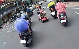 阿嬤騎電動代步車逆向衝車陣！網傻眼：站在交通食物鏈頂端