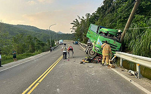 載消波塊支援公路搶修！砂石車下山自撞　駕駛送醫搶救不治
