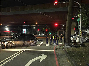 違規闖紅燈!自小客連環車禍 6人輕傷送醫