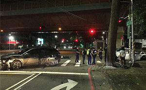 違規闖紅燈！自小客連環車禍 6人輕傷送醫