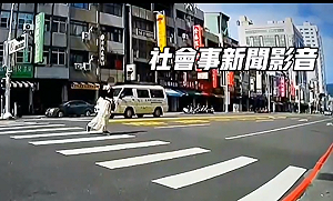 斑馬線變成伸展台!高雄女子路口中央擺拍 停等機車騎士全傻眼