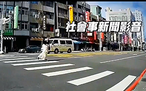 斑馬線變成伸展台！高雄女子路口中央擺拍 停等機車騎士全傻眼