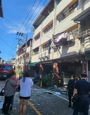 恐怖氣爆!南投民宅疑瓦斯氣爆 57歲男 全身七成燒傷轉院搶命
