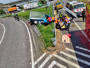 台南小貨車疑自撞分隔島　1命危1傷