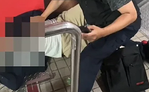 (影)北捷西門站遇偷拍狼 休假警當場壓制逮捕