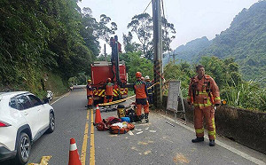 北宜公路大貨車衝對向墜落50公尺山谷　駕駛意識不清搶救中