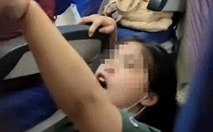 「他還是個孩子！」 熊小孩一路頂椅惹怒女乘客 一家4口還在機艙內圍毆她