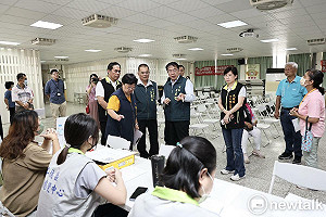 受災戶投入臨工成重建家園登革熱防治得力助手  黃偉哲探視表達謝意