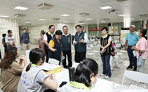 受災戶投入臨工成重建家園登革熱防治得力助手  黃偉哲探視表達謝意