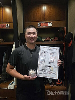 鄧愷威奪首勝被丟進洗衣籃淋啤酒慶祝　感謝隊友守備