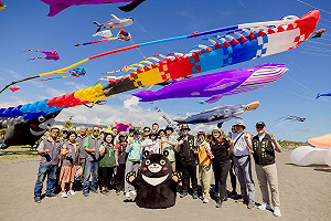 週末衝旗津就對了!  造型風箏x氣墊水樂園今夏最chill