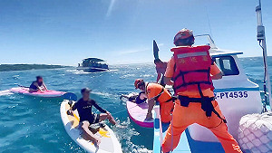 小琉球玩立槳12人漂至外海 海巡救援無人傷