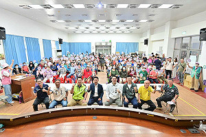 許智傑初選首場市民見面會  展現母雞帶小雞架勢