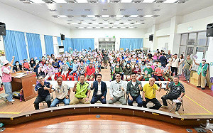 許智傑初選首場市民見面會  展現母雞帶小雞架勢  