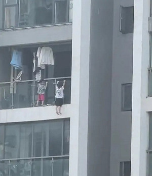 「強國」嚇壞人! 貴陽2幼童掛13層高樓 一人懸空做引體向上 及時通知幸運獲救