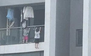 「強國」嚇壞人! 貴陽2幼童掛13層高樓 一人懸空做引體向上 及時通知幸運獲救