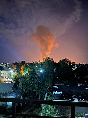 (影) 烏無人機越境逾2千里深襲薩拉托夫、科米煉油廠 多處大爆炸 煙柱竄雲霄