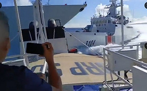 （影）中國海警船危險追逐撞上自家軍艦 菲控危險阻攔自食惡果