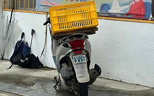 超狂機車！台東大武鄉門牌高掛車上　網笑翻：郵差會崩潰