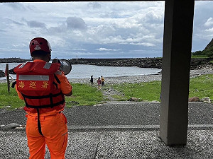 颱風楊柳可能深夜海警 海巡署加強岸際宣導勸離