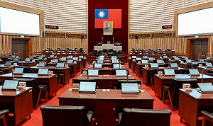 高市議會硬體設備升級   議員、官員從此告別抬頭族