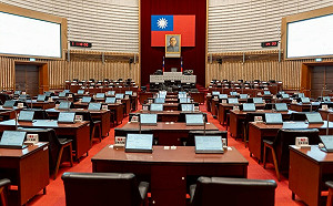 高市議會硬體設備升級   議員、官員從此告別抬頭族