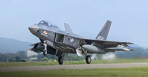 韓戰機將有大單? 阿聯酋高層赴韓慶尚南道  副防長首次試乘KF-21戰機