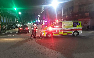 未禮讓釀禍！ 救護車急煞仍遭直行車高速擦撞