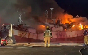 八斗子漁港火燒船  船上6人跳船逃生全數獲救
