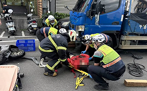 (影)祖孫騎車雙載遭直行貨車猛烈撞擊 婦困車底送醫不治