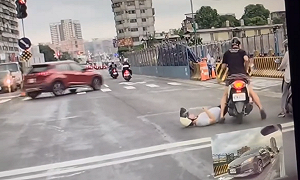 驚悚街頭暴力！機車騎士遭後座友人勒頸猛揍   昏厥倒地還被拖行