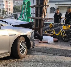 (影) 惡意連續倒車撞擊! 不滿自行車攔路 傳瀋陽市長之子將人撞到骨盆碎